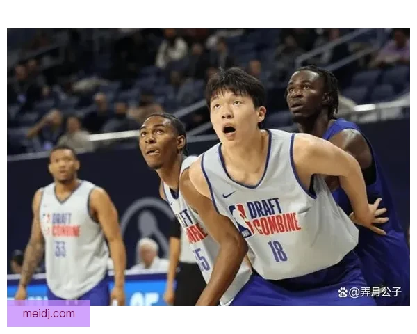 杨瀚森训练磨合场上默契夜晚全力拼